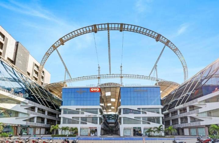 V Love Hotel Surat Exterior foto