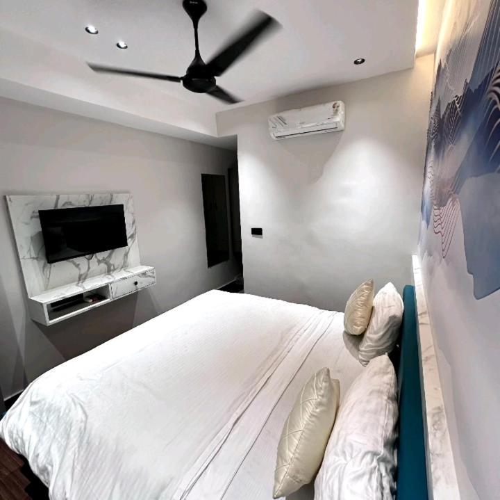 V Love Hotel Surat Exterior foto