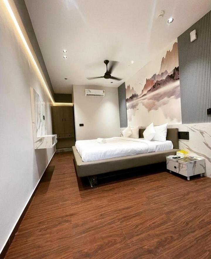V Love Hotel Surat Exterior foto