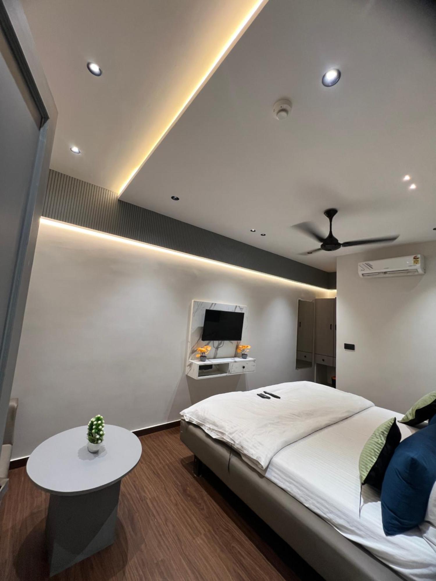 V Love Hotel Surat Exterior foto