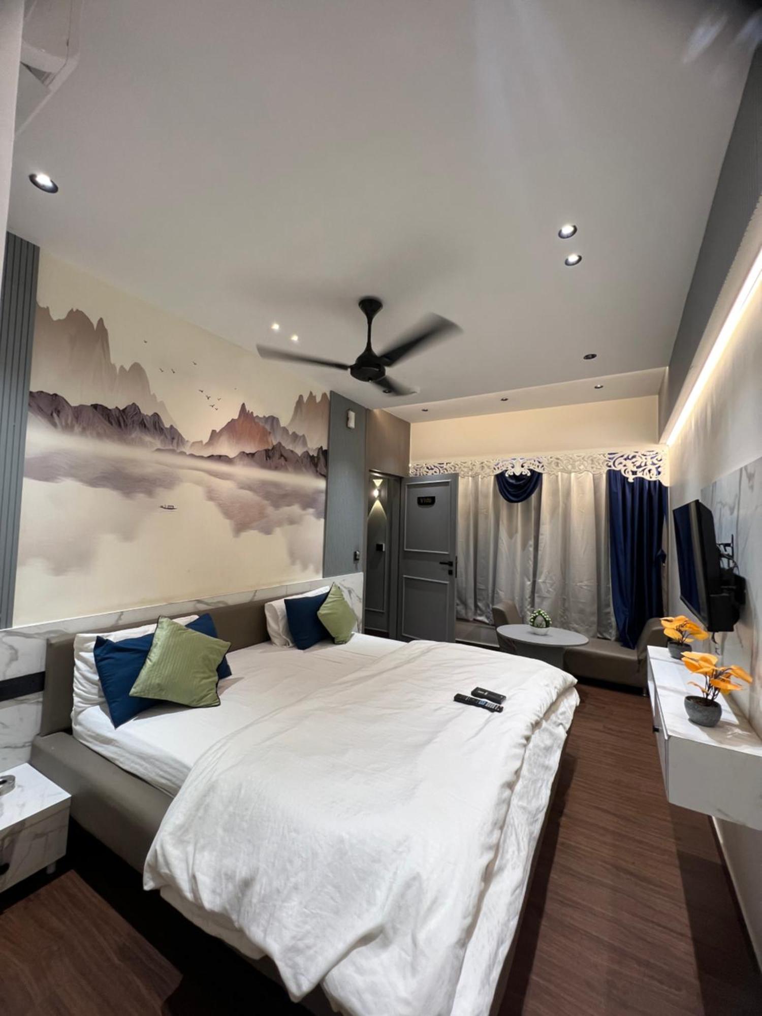 V Love Hotel Surat Exterior foto